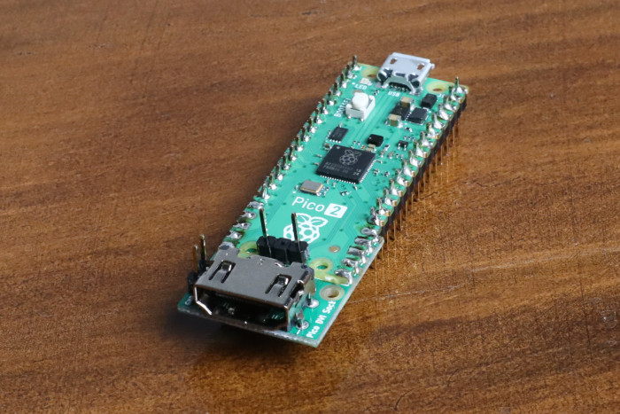 Mit angelötetem DVI-Modul gibt der Raspberry Pi Pico auch digitale Bildsignale aus. (Bild: Johannes Hiltscher/Golem.de)