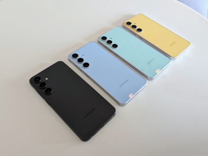 Neben Schwarz kommt das Galaxy S24 FE auch in Blau, Türkis und Gelb. (Bild: Tobias Költzsch/Golem.de)