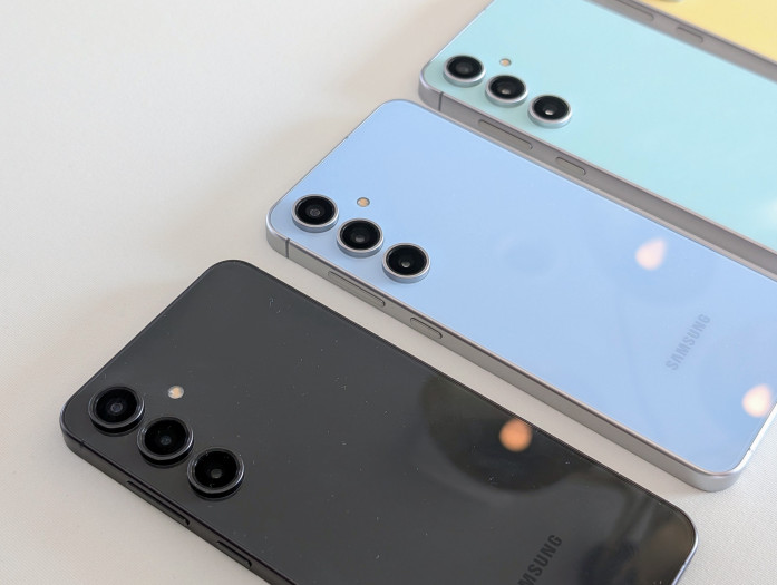 Auf der Rückseite ist eine Dreifachkamera eingebaut. (Bild: Tobias Költzsch/Golem.de)