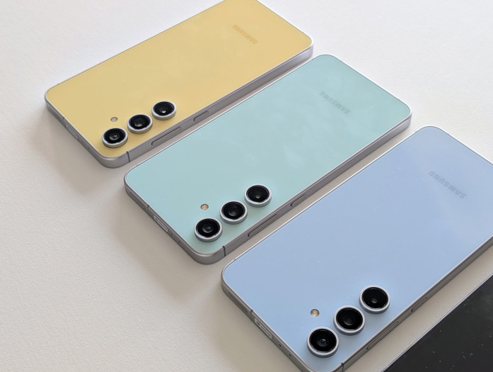 Das Galaxy S24 FE hat verglichen mit dem Galaxy S24+ eine etwas reduzierte Hardware, ist aber zum Start teurer. (Bild: Tobias Költzsch/Golem.de)