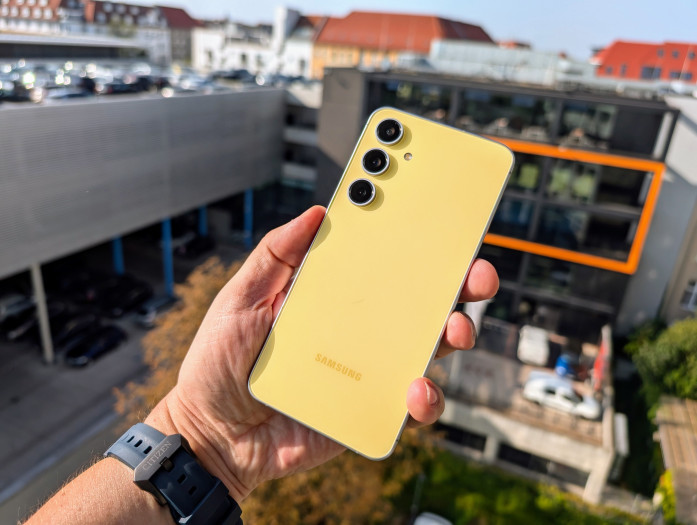 Das Galaxy S24 FE in Gelb (Bild: Tobias Költzsch/Golem.de)