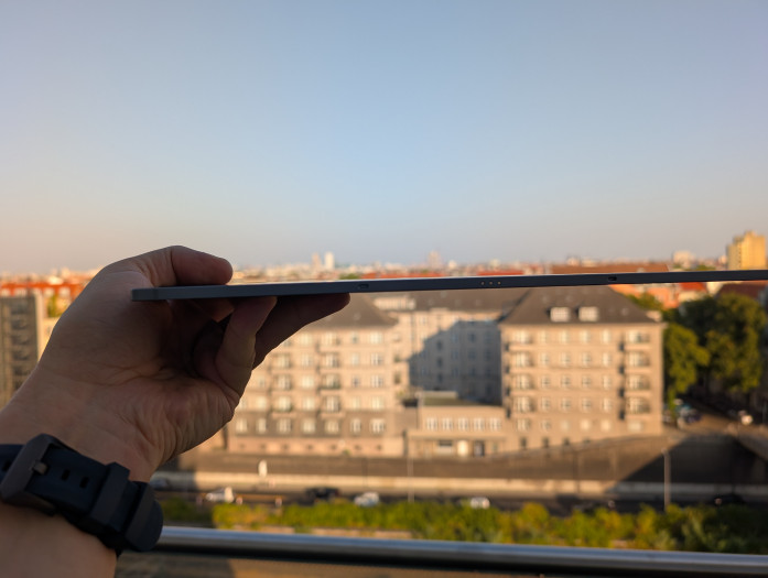 Das Tablet ist mit 5,4 mm äußerst dünn. (Bild: Tobias Költzsch/Golem.de)