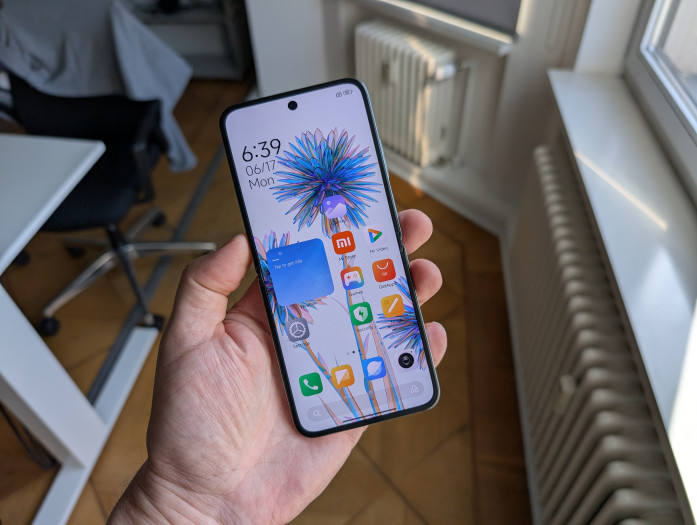 Das Mix Flip von Xiaomi hat einen 6,86 Zoll großen inneren Bildschirm. (Bild: Tobias Költzsch/Golem.de)