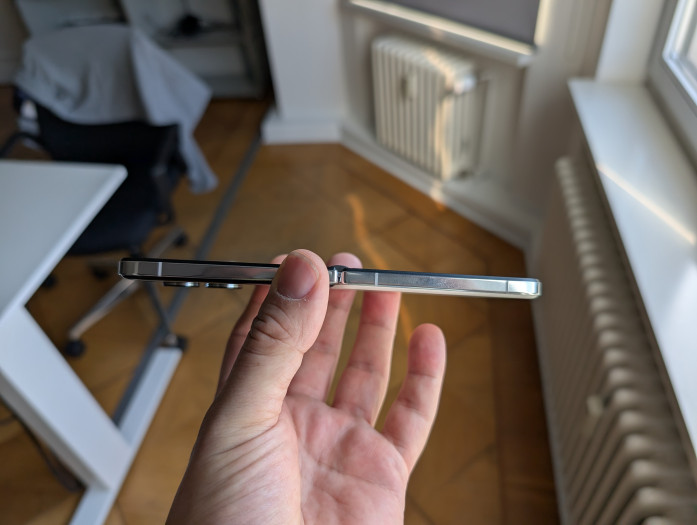 Aufgeklappt ist das Smartphone 7,6 mm dick. (Bild: Tobias Költzsch/Golem.de)