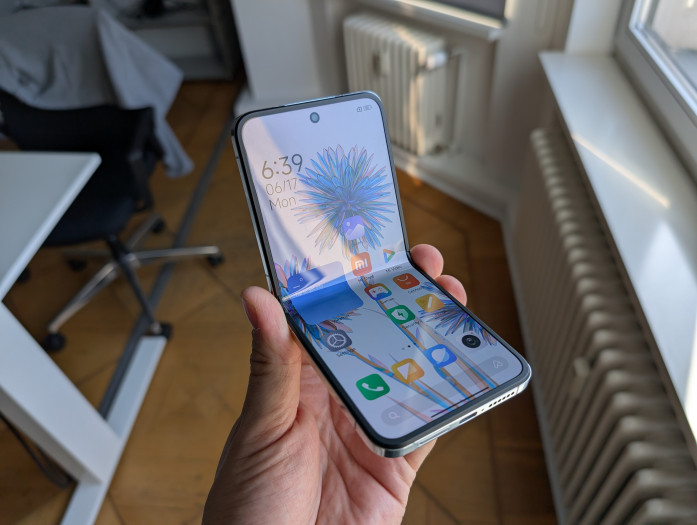 Das Scharnier ist auf 500.000 Faltvorgänge ausgelegt. (Bild: Tobias Költzsch/Golem.de)