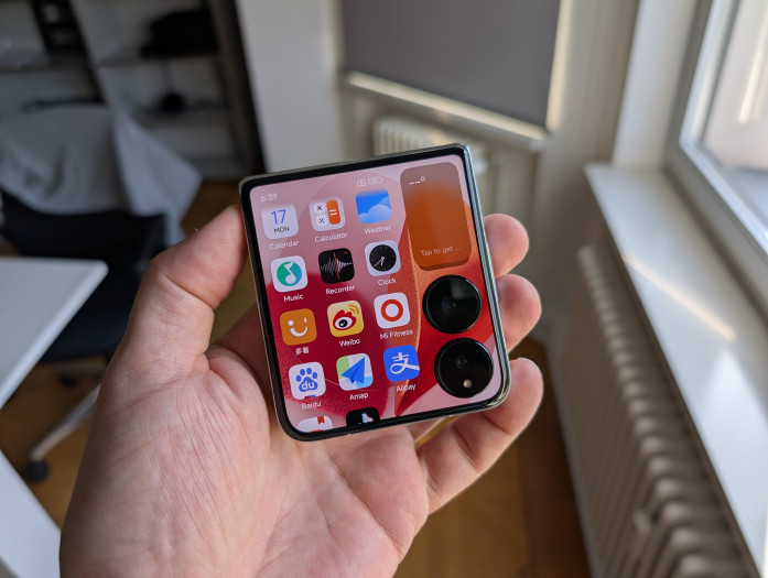 Zusammengefaltet passt das Mix Flip gut auch in kleine Hosentaschen. (Bild: Tobias Költzsch/Golem.de)