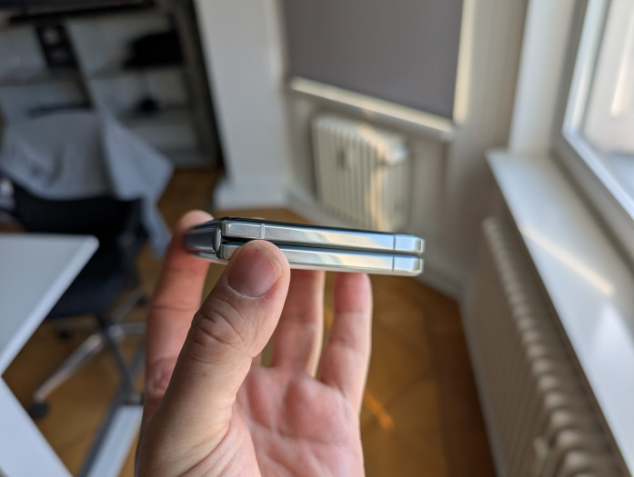 Zusammengeklappt ist das Smartphone 16 mm dick. (Bild: Tobias Költzsch/Golem.de)