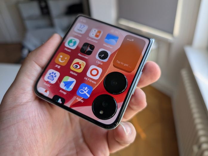 Das Frontdisplay hat eine Diagonale von 4 Zoll, die Kameras sind in das Display eingebaut. (Bild: Tobias Költzsch/Golem.de)