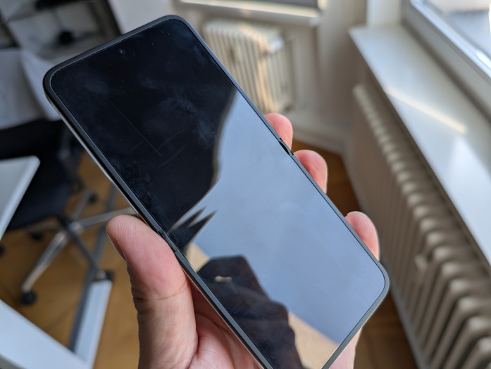 Der Falz in der Mitte des Displays (Bild: Tobias Költzsch/Golem.de)