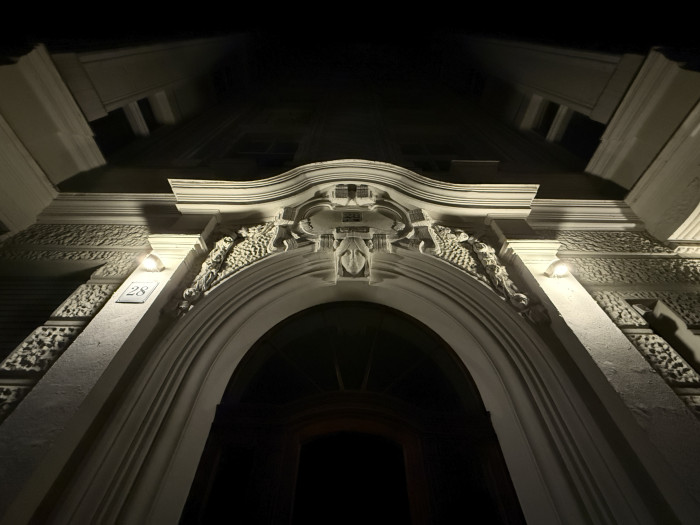 Auch die Superweitwinkelkamera lässt sich nachts sehr gut nutzen. (Bild: Tobias Költzsch/Golem.de)