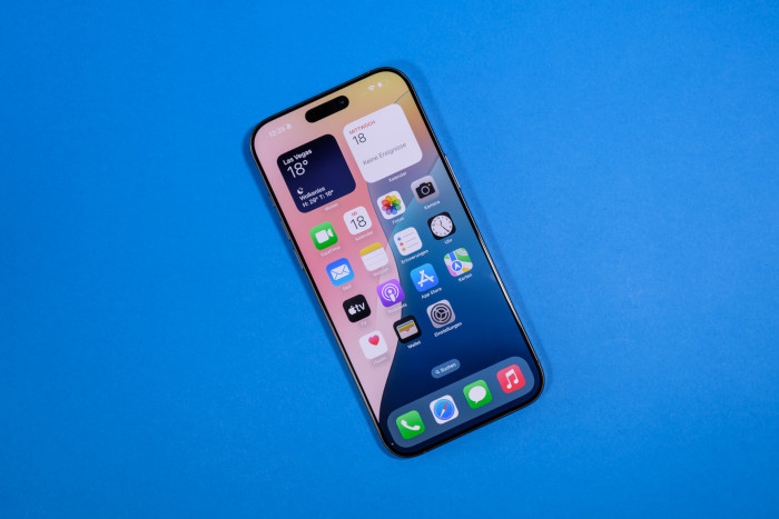 Das iPhone 16 Pro Max sieht auf den ersten Blick nicht anders aus als sein Vorgänger. (Bild: Tobias Költzsch/Golem.de)