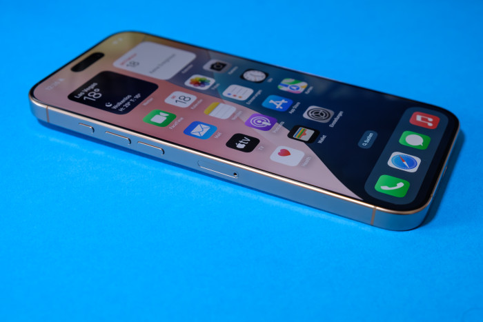 Auch der Action-Button ist wieder dabei. (Bild: Tobias Költzsch/Golem.de)