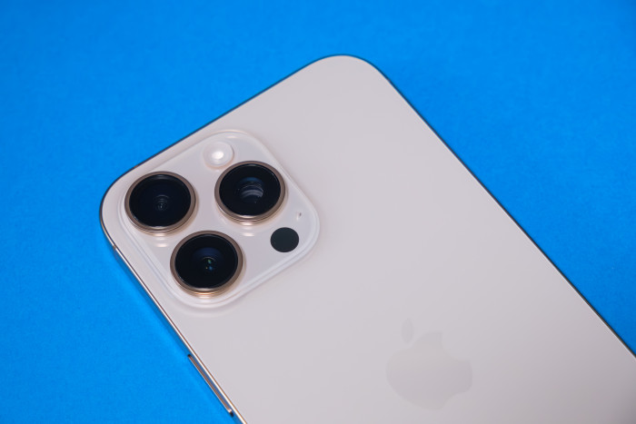 Die Dreifachkamera des iPhone 16 Pro Max (Bild: Tobias Költzsch/Golem.de)