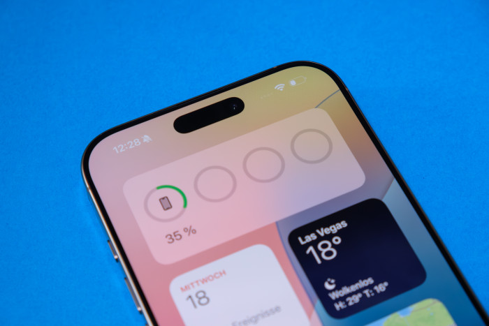 Die Frontkamera ist wieder von der Dynamic Island umgeben. (Bild: Tobias Költzsch/Golem.de)