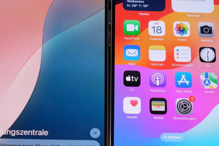 Der Rahmen um das Display ist verglichen mit dem iPhone 15 Pro (rechts) schmaler. (Bild: Tobias Költzsch/Golem.de)
