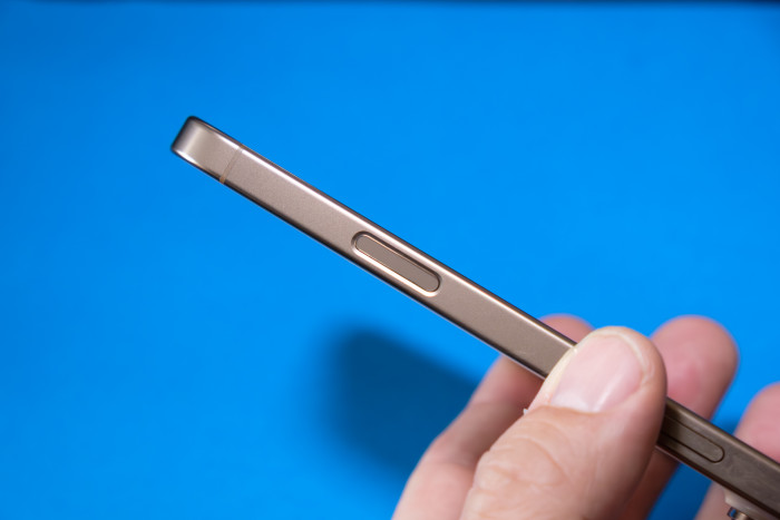 Der Kameraauslöser hat zwei Druckstufen. (Bild: Tobias Költzsch/Golem.de)