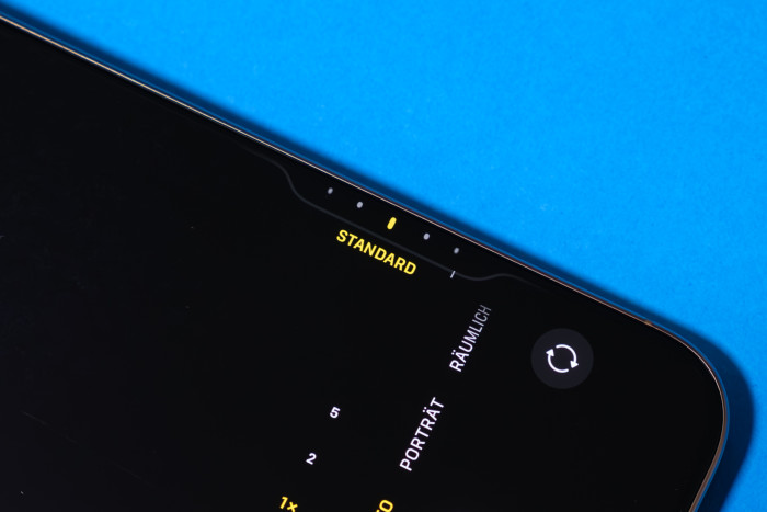 Über die erste Druckstufe lassen sich verschiedene Kameraoptionen abrufen. (Bild: Tobias Költzsch/Golem.de)