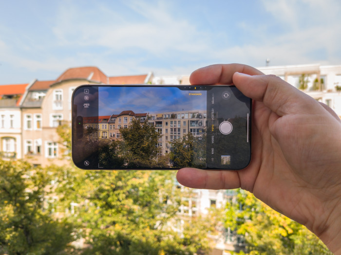 Im Einhandbetrieb sind die Einstellungen über den neuen Kamerabutton mitunter etwas wackelig. (Bild: Tobias Költzsch/Golem.de)