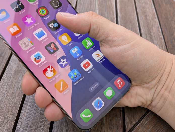 Berührt die Handinnenfläche den rechten unteren Rand des Display unseres iPhone 16 Pro Max, werden mitunter die Toucheingaben gesperrt - beim iPhone 15 Pro hingegen nicht. (Bild: Tobias Költzsch/Golem.de)