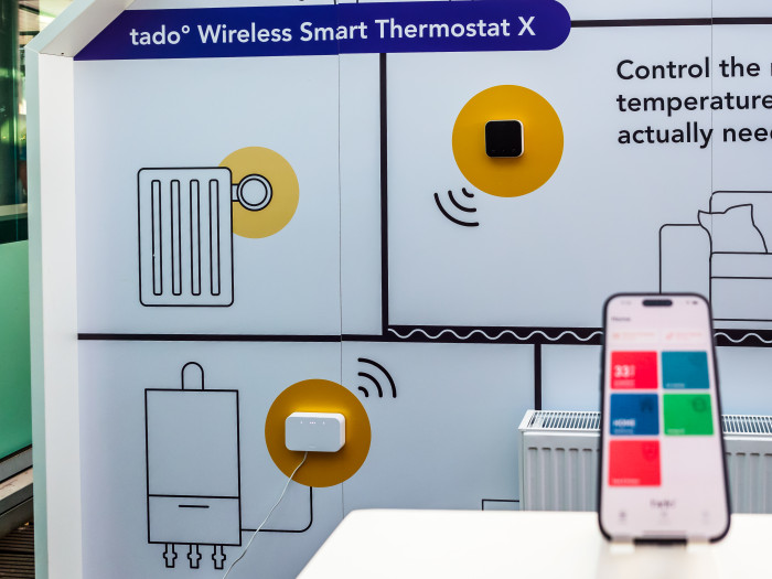 Das am Rande der IFA gezeigte Wandthermostat X von Tado kann anstatt einer markeneigenen Schaltzentrale einen Thread-fähigen Matter-Controller von Apple verwenden und bleibt dann trotzdem in der Tado-App bedienbar. (Bild: Berti Kolbow-Lehradt)