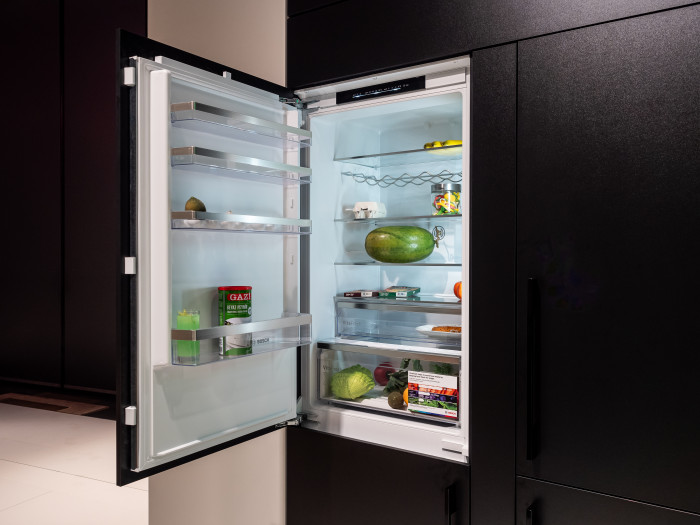 Für diesen auf der IFA gezeigten Kühlschrank der Serie 4 will Bosch im ersten Quartal 2024 ein Matter-Update ausliefern. Hoffentlich unterstützen die großen Plattformen von Apple, Amazon, Google und Samsung dann die seit einem Jahr spezifizierte Möglichkeit, smarte Haushaltsgeräte zu steuern. (Bild: Berti Kolbow-Lehradt)