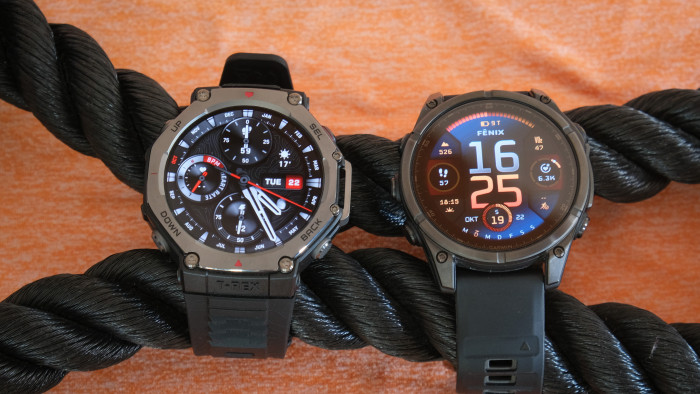 Links die Amazfit T-Rex 3, rechts die Garmin Fenix 8 AMOLED 47 mm mit den jeweiligen Default-Zifferblättern. (Bild: Steinlechner / Golem.de)