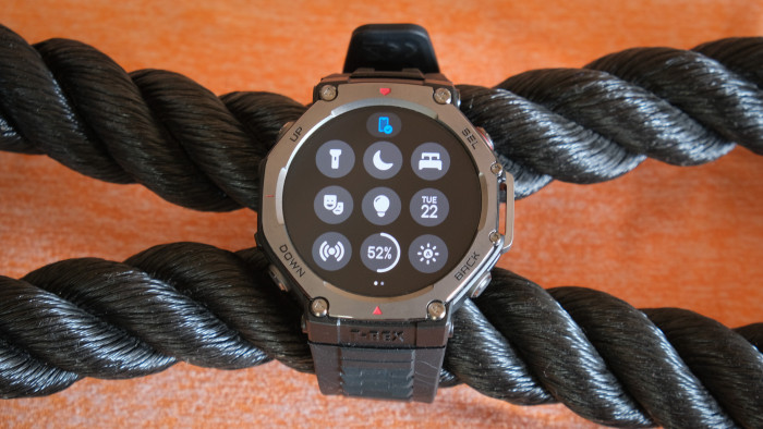 Mit einem Wischen von oben nach unten rufen wir das Optionsmenü auf. (Bild: Steinlechner / Golem.de)