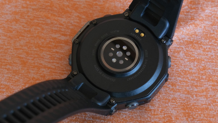 Der Sensor sowie direkt darüber die Kontakte für den Lade-Puk. (Bild: Steinlechner / Golem.de)