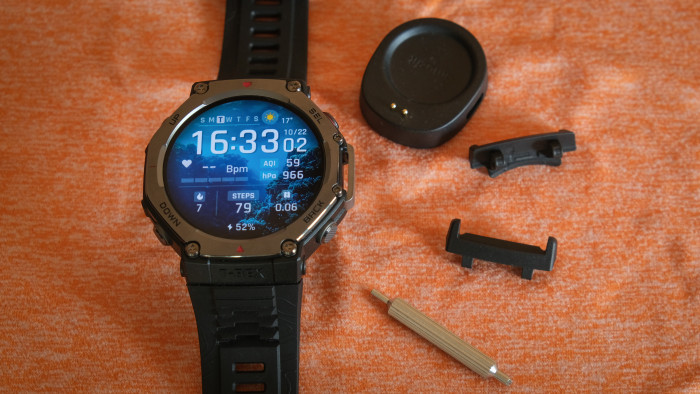 In der Verpackung befinden sich neben der Uhr und dem Lade-Puk noch Adapter für Standard-Armbänder und ein Schraubenzieher. (Bild: Steinlechner / Golem.de)