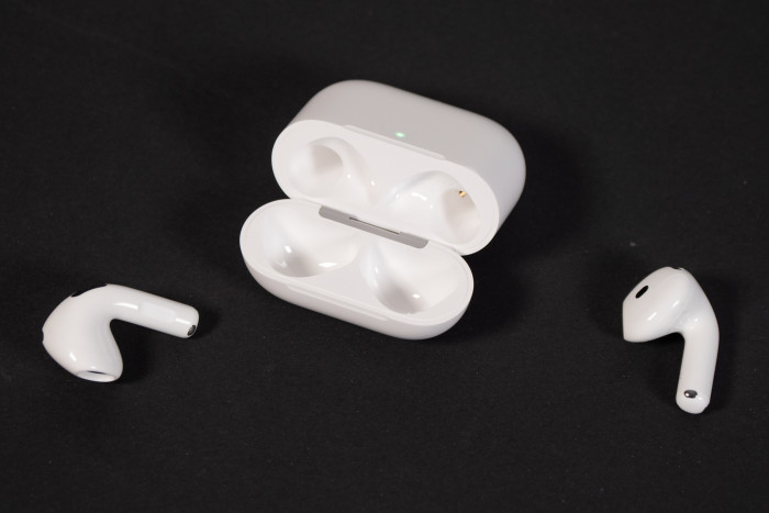 Apples Airpods 4 ANC mit USB-C-Ladeetui (Bild: Martin Wolf/Golem.de)
