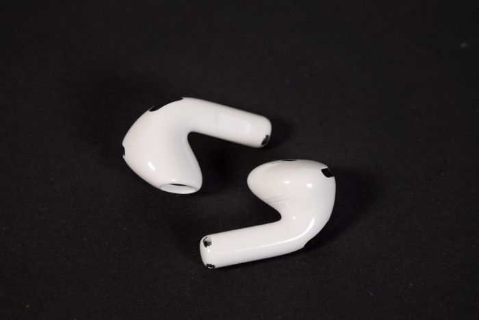 Für die Airpods 4 ANC gibt es keine Aufsätze. (Bild: Martin Wolf/Golem.de)