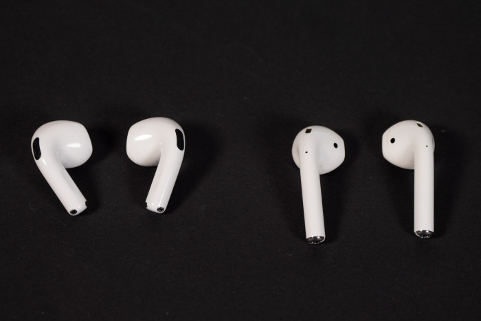 Links Airpods 4 ANC, rechts daneben Airpods 2 (Bild: Martin Wolf/Golem.de)