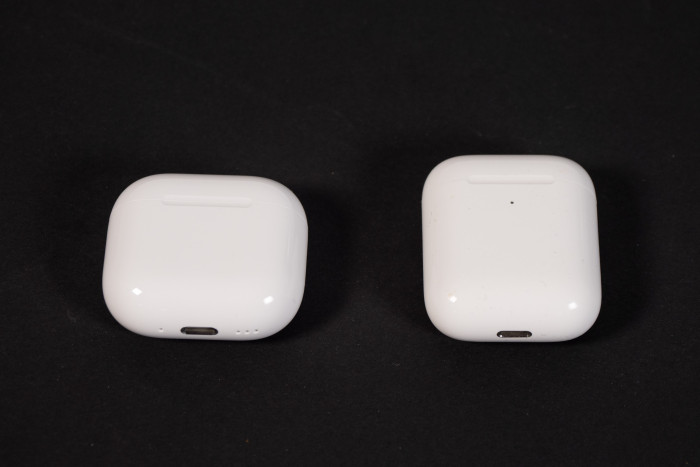 Links Ladeetui der Airpods 4 ANC, rechts daneben Ladeetui der Airpods 2 (Bild: Martin Wolf/Golem.de)