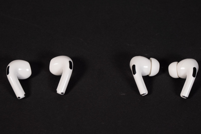 Links Airpods 4 ANC, rechts daneben Airpods 2 Pro (Bild: Martin Wolf/Golem.de)