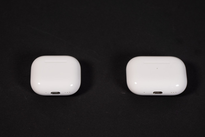 Links Ladeetui der Airpods 4 ANC, rechts daneben Ladeetui der Airpods 2 Pro (Bild: Martin Wolf/Golem.de)