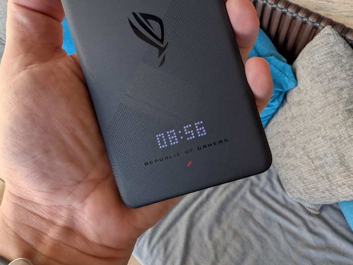Auf der Rückseite des ROG Phone 9 ist ein LED-Display eingebaut. (Bild: Tobias Költzsch/Golem.de)