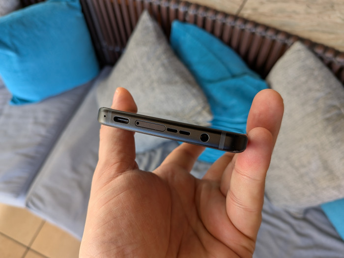 Das ROG Phone 9 hat einen USB-Anschluss an der Unterseite ...