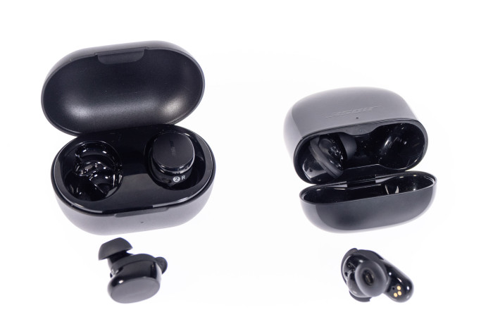 Links die Quiet Comfort Earbuds 3 mit Ladeetui, rechts die Quiet Comfort Earbuds II mit Ladeetui (Bild: Martin Wolf/Golem.de)