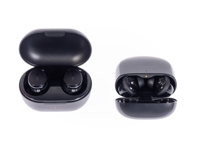 Links die Quiet Comfort Earbuds 3 im Ladeetui, rechts die Quiet Comfort Earbuds II im Ladeetui (Bild: Martin Wolf/Golem.de)