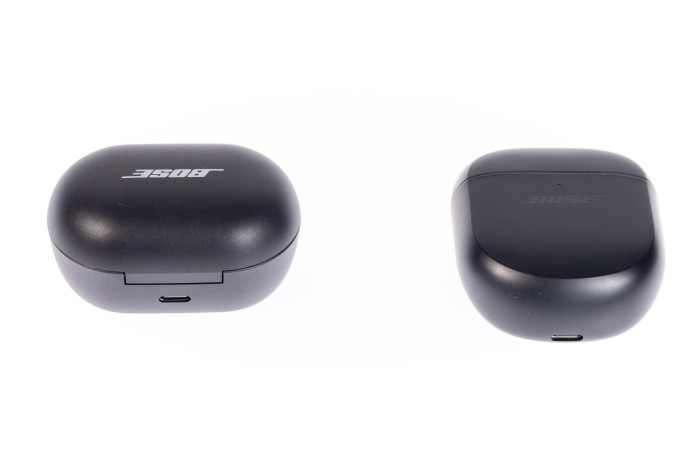 Links das Ladeetui der Quiet Comfort Earbuds 3, rechts das Ladeetui der Quiet Comfort Earbuds II (Bild: Martin Wolf/Golem.de)