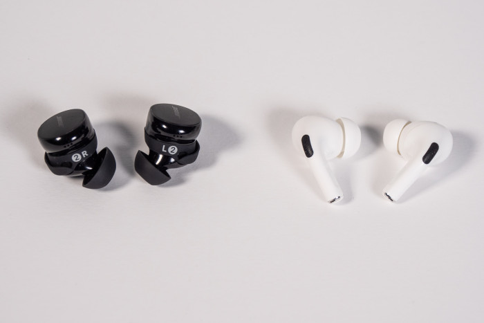 Links die Quiet Comfort Earbuds 3, rechts die Airpods Pro 2 von Apple (Bild: Martin Wolf/Golem.de)