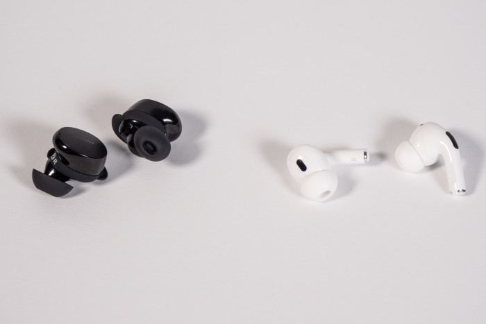 Links die Quiet Comfort Earbuds 3, rechts die Airpods Pro 2 von Apple (Bild: Martin Wolf/Golem.de)