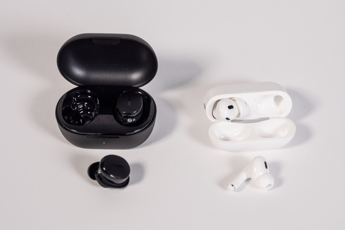 Links die Quiet Comfort Earbuds 3 mit Ladeetui, rechts die Airpods Pro 2 mit USB-C-Ladeetui (Bild: Martin Wolf/Golem.de)