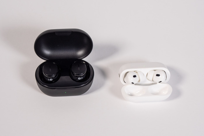 Links die Quiet Comfort Earbuds 3 im Ladeetui, rechts die Airpods Pro 2 im USB-C-Ladeetui (Bild: Martin Wolf/Golem.de)