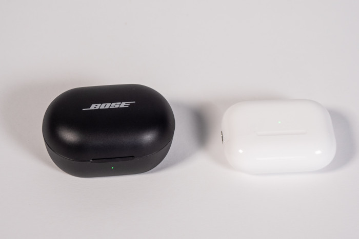 Links das Ladeetui der Quiet Comfort Earbuds 3, rechts das USB-C-Ladeetui der Airpods Pro 2 (Bild: Martin Wolf/Golem.de)