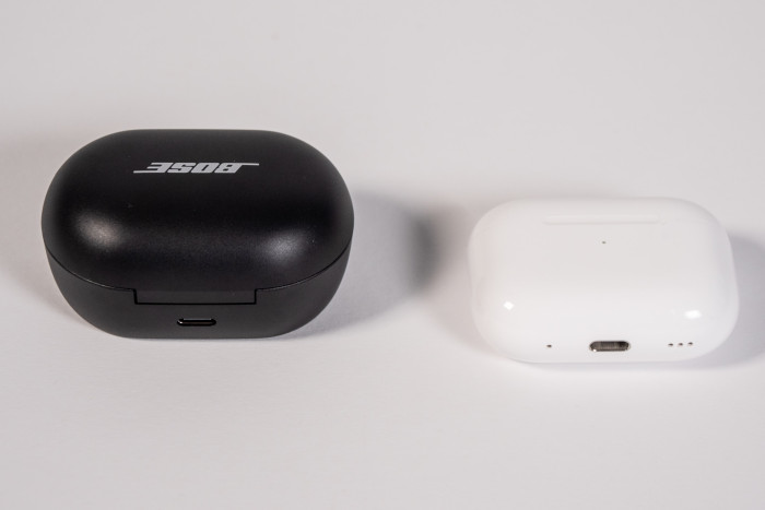 Links das Ladeetui der Quiet Comfort Earbuds 3, rechts das USB-C-Ladeetui der Airpods Pro 2 (Bild: Martin Wolf/Golem.de)