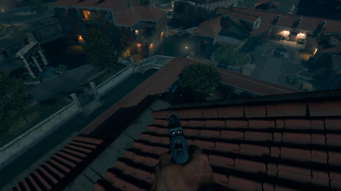 Viele Wege führen nach einem erfolgreichen Auftrag wieder in Sicherheit - notfalls flüchten wir eben über das Kirchendach. (Bild: Activision / Screenshot: Golem.de)