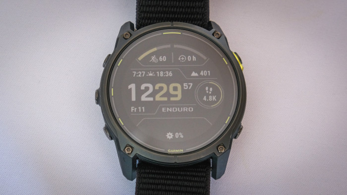 Das Standard-MIP-Zifferblatt der Garmin Enduro 3. (Bild: Steinlechner / Golem.de)