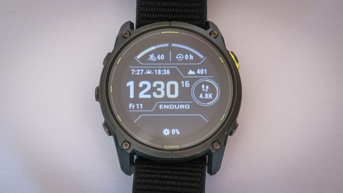 Bei schwierigen Lichtverhältnissen kann man eine Hintergrundbeleuchtung aktivieren - per Geste, Touch oder Taste. (Bild: Steinlechner / Golem.de)