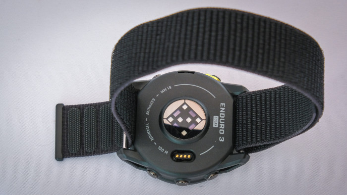 Auf der Kunststoff-Rückseite befindet sich der Herzfrequenzsensor. (Bild: Steinlechner / Golem.de)